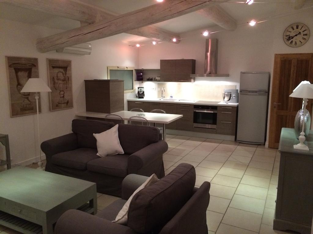 Mas Des Limites Bed & Breakfast Rognonas Room photo