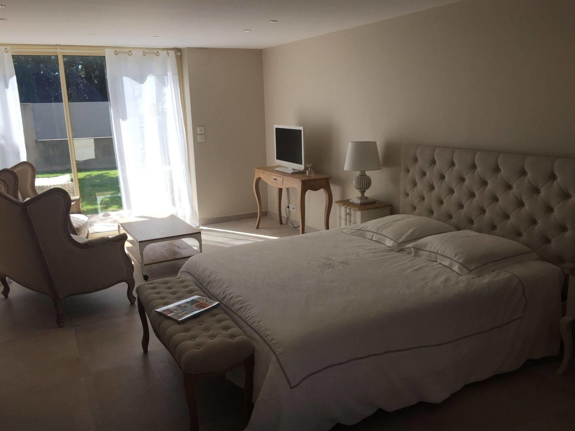 Mas Des Limites Bed & Breakfast Rognonas Exterior photo