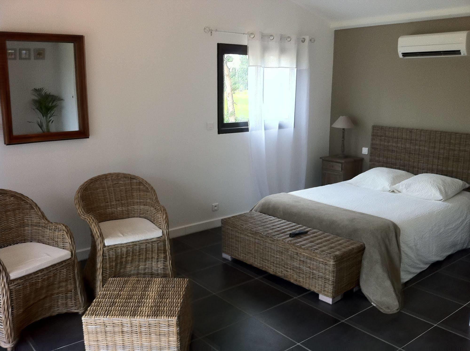 Mas Des Limites Bed & Breakfast Rognonas Exterior photo