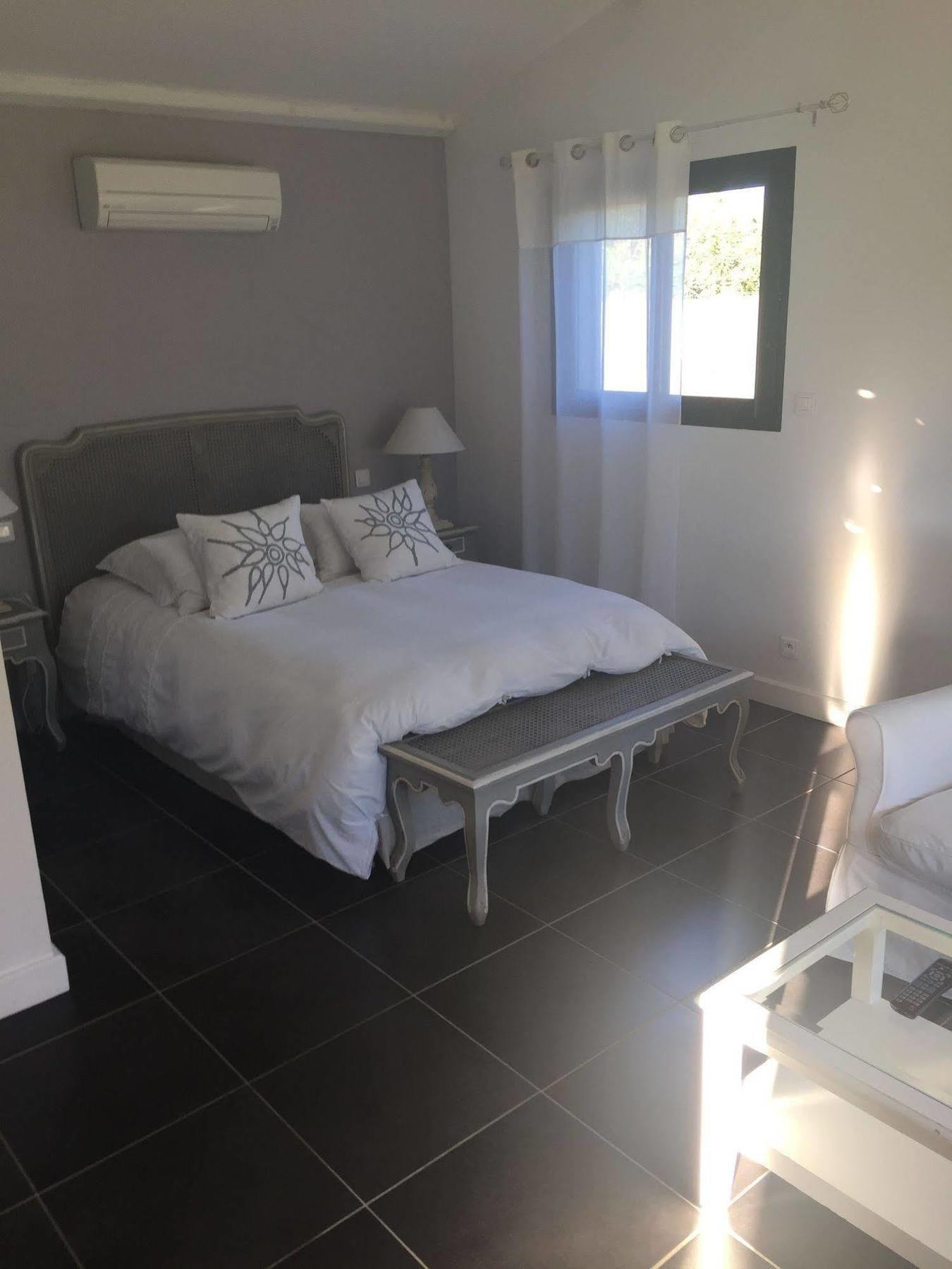 Mas Des Limites Bed & Breakfast Rognonas Exterior photo