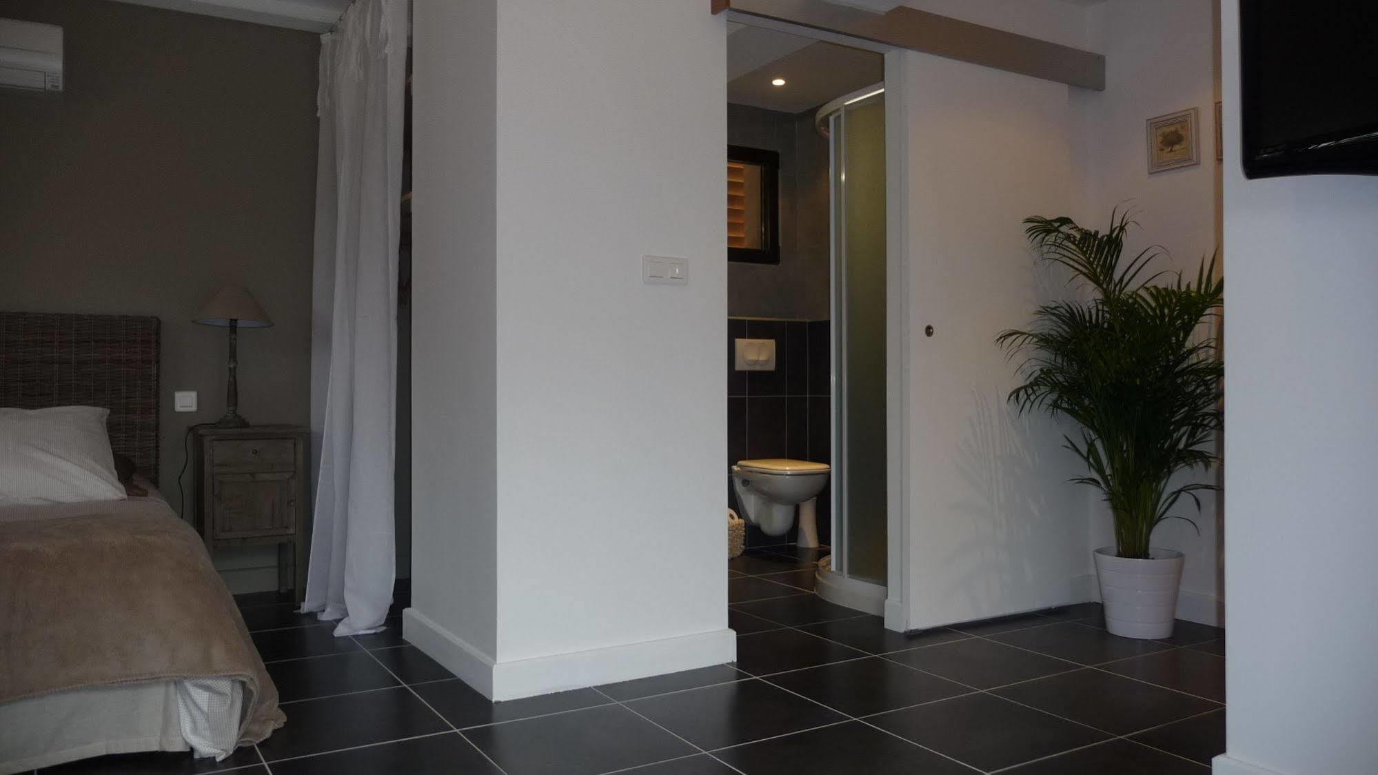 Mas Des Limites Bed & Breakfast Rognonas Exterior photo